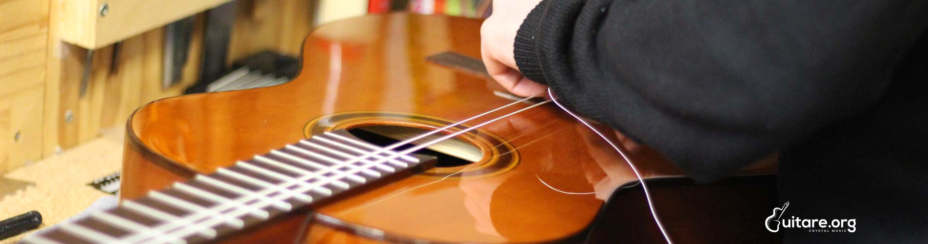 Comment accorder une guitare acoustique: 13 étapes