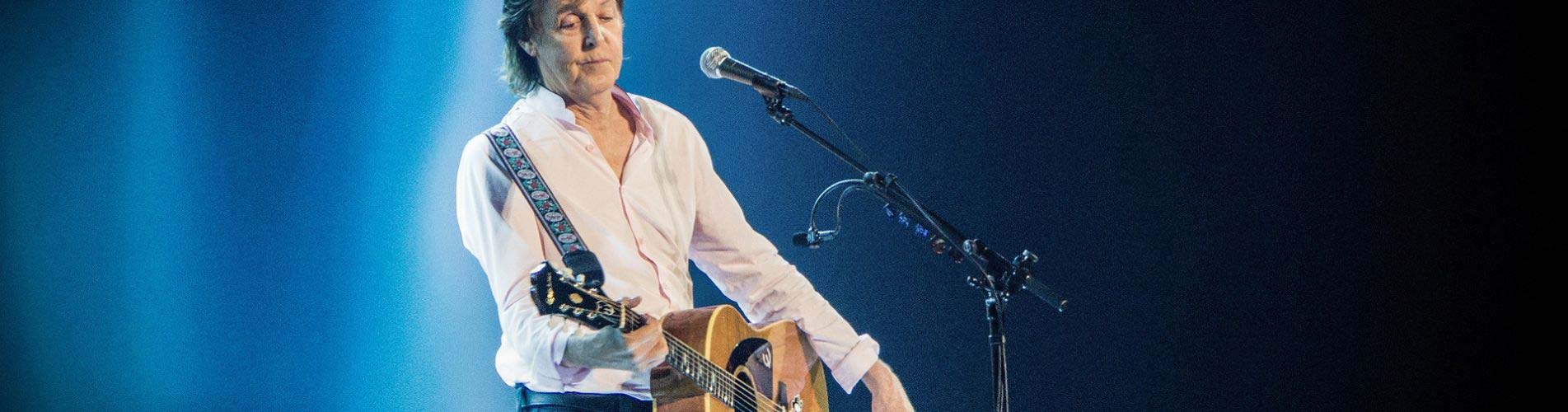 Paul McCartney jouant de la guitare