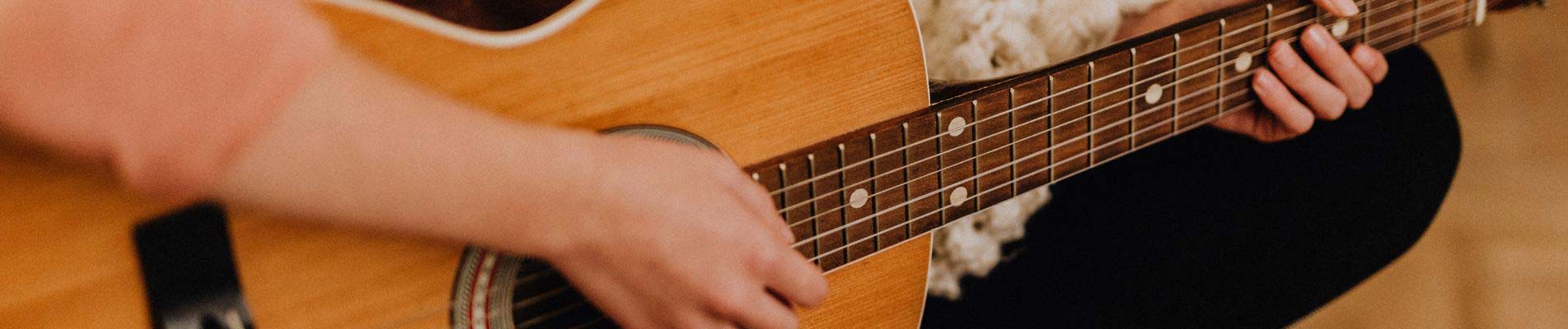 Fille jouant de la guitare